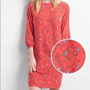GAP Red floral printed v-back dress fits XS/S!